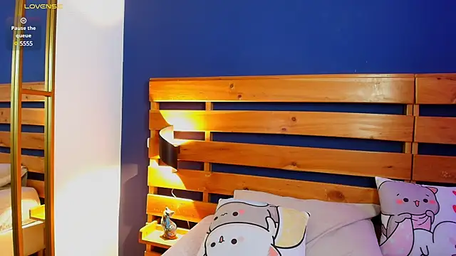 Snapshot of stefania_lerner chatting on 01.23.25 stefania lerner online show from 01.23.25