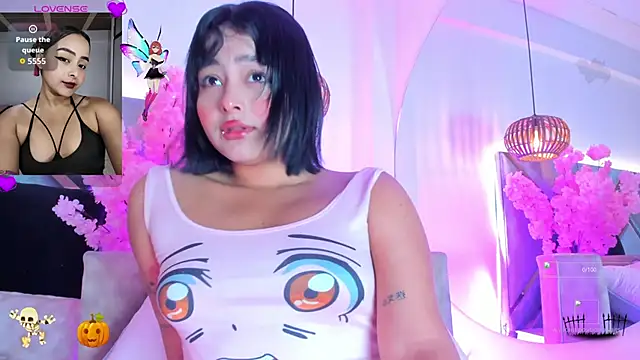 Snapshot of KimVelezz chatting on 10.30.25 KimVelezz online show from 10.30.25