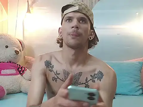 Snapshot of tylor_boy chatting on 11.26.25 tylor boy online show from 11.26.25