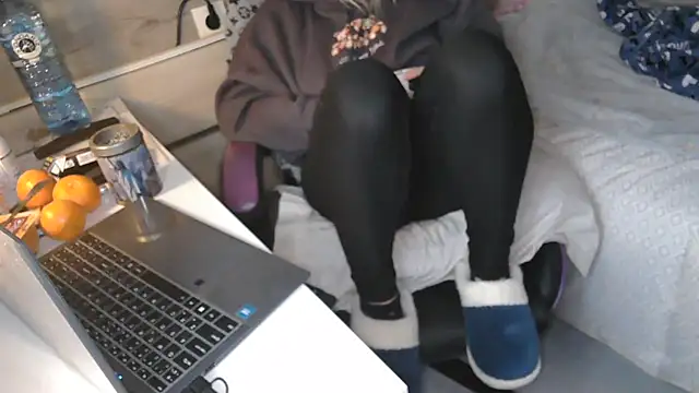 LaRa forU online show from 11.27.25