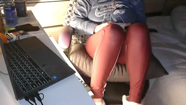 LaRa forU online show from 11.28.25