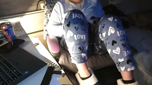 LaRa forU online show from 11.30.25