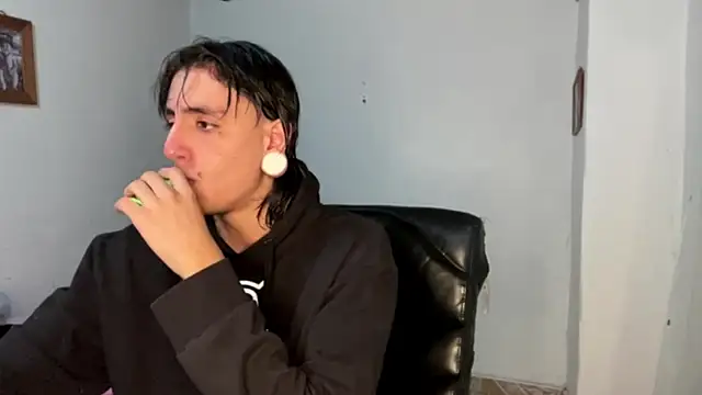 Snapshot of Matthew_Dixonn chatting on 02.17.25 Matthew Dixonn online show from 02.17.25