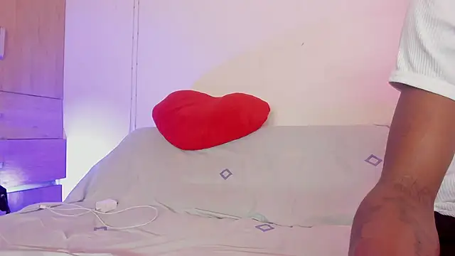 Snapshot of LoveBirds__1 chatting on 11.02.25 LoveBirds 1 online show from 11.02.25