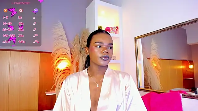 Snapshot of CamiEstrada chatting on 03.10.25 CamiEstrada online show from 03.10.25