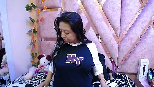 Snapshot of slut_anal_ chatting on 02.03.26 slut anal online show from 02.03.26