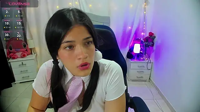 Snapshot of Alison_girl20 chatting on 12.17.24 Alison girl20 online show from 12.17.24
