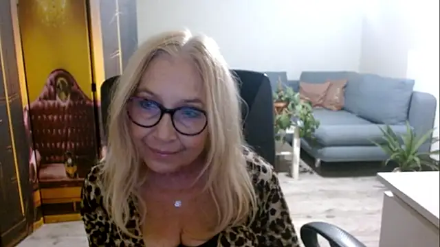 Snapshot of sofia_xkiss chatting on 10.27.25 sofia xkiss online show from 10.27.25