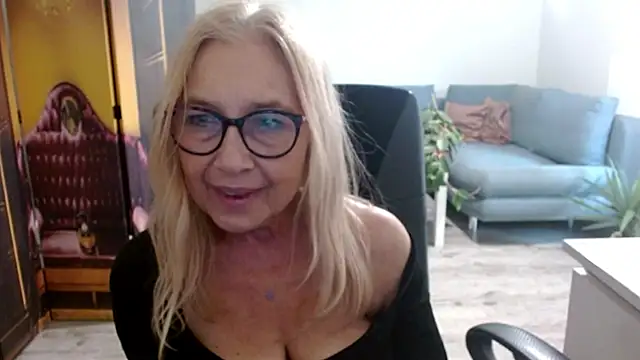 Snapshot of sofia_xkiss chatting on 10.29.25 sofia xkiss online show from 10.29.25