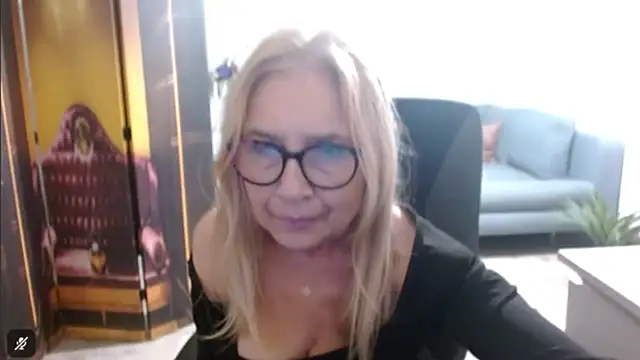 Snapshot of sofia_xkiss chatting on 11.18.25 sofia xkiss online show from 11.18.25