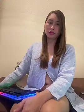 Snapshot of cieloadriano2024 chatting on 11.21.25 cieloadriano2024 online show from 11.21.25