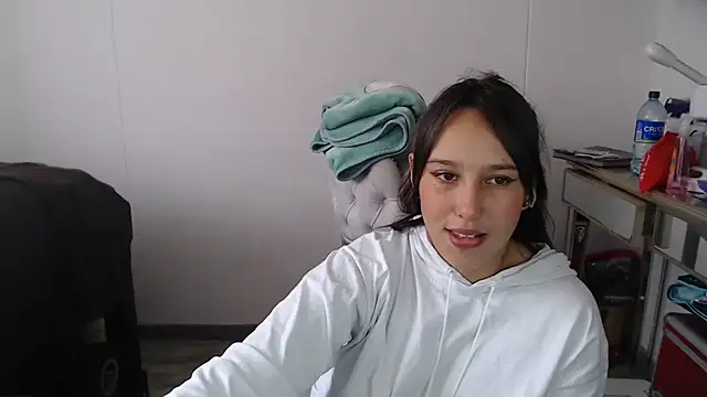 Skarlet Adams28 online show from 02.17.25