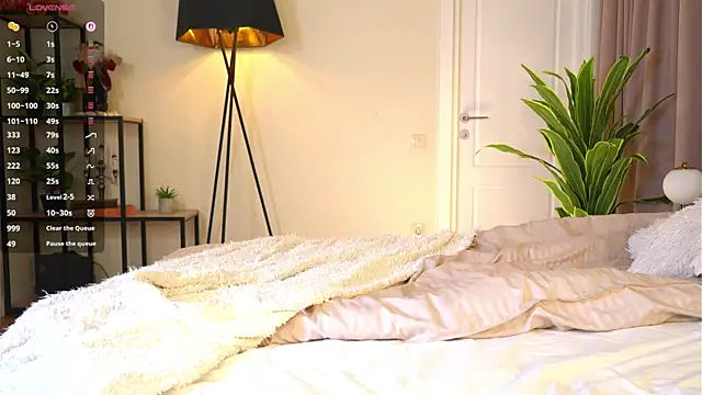 MiaBanger online show from 04.10.26