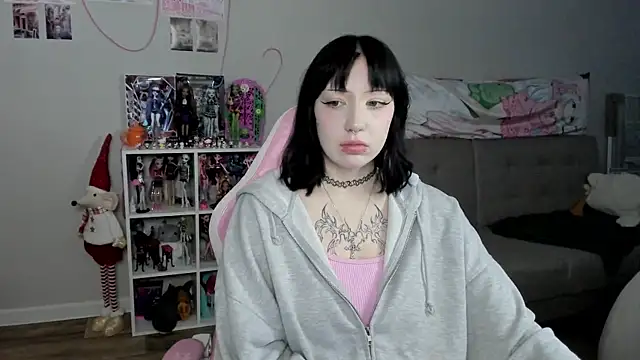 Snapshot of SweetieMollyy chatting on 12.15.25 SweetieMollyy online show from 12.15.25