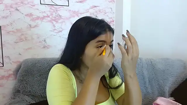 Snapshot of anahi__s chatting on 11.04.25 anahi s online show from 11.04.25