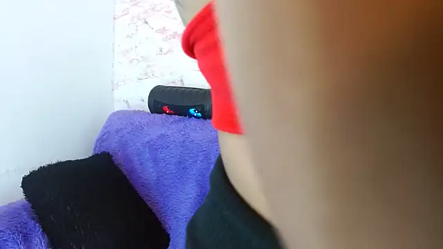 Snapshot of anahi__s chatting on 12.01.25 anahi s online show from 12.01.25