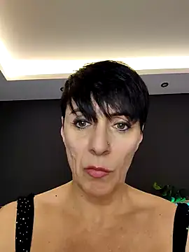 Snapshot of YOURHESZTIA chatting on 12.27.24 YOURHESZTIA online show from 12.27.24