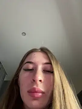 Snapshot of your_girl_next_door chatting on 01.11.25 your girl next door online show from 01.11.25
