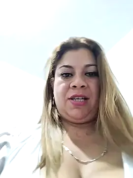 Snapshot of Laura-Hernandez chatting on 02.26.25 Laura-Hernandez online show from 02.26.25