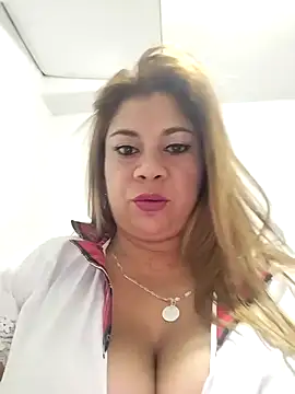 Snapshot of Laura-Hernandez chatting on 03.05.25 Laura-Hernandez online show from 03.05.25