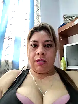 Snapshot of Laura-Hernandez chatting on 09.17.25 Laura-Hernandez online show from 09.17.25