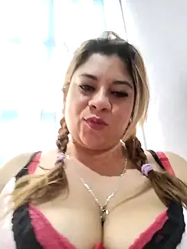 Snapshot of Laura-Hernandez chatting on 09.19.25 Laura-Hernandez online show from 09.19.25