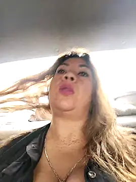 Snapshot of Laura-Hernandez chatting on 09.22.25 Laura-Hernandez online show from 09.22.25