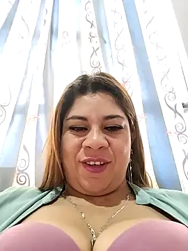 Snapshot of Laura-Hernandez chatting on 09.24.25 Laura-Hernandez online show from 09.24.25