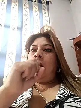 Snapshot of Laura-Hernandez chatting on 09.30.25 Laura-Hernandez online show from 09.30.25