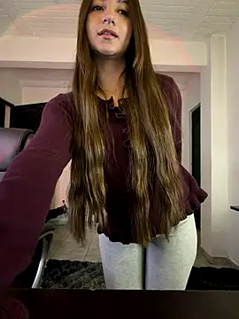 Snapshot of aly_golden_ chatting on 11.26.25 aly golden online show from 11.26.25