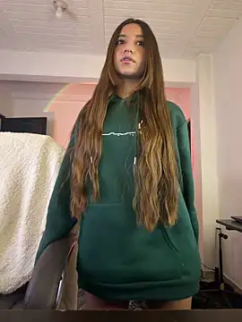 Snapshot of aly_golden_ chatting on 12.18.25 aly golden online show from 12.18.25