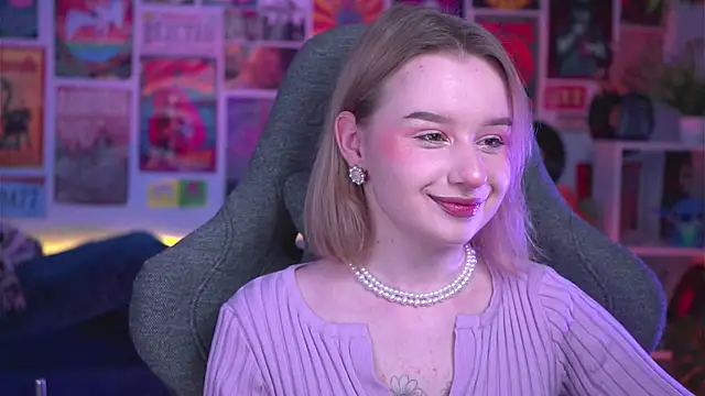 Snapshot of AdeleLoomis chatting on 12.18.24 AdeleLoomis online show from 12.18.24
