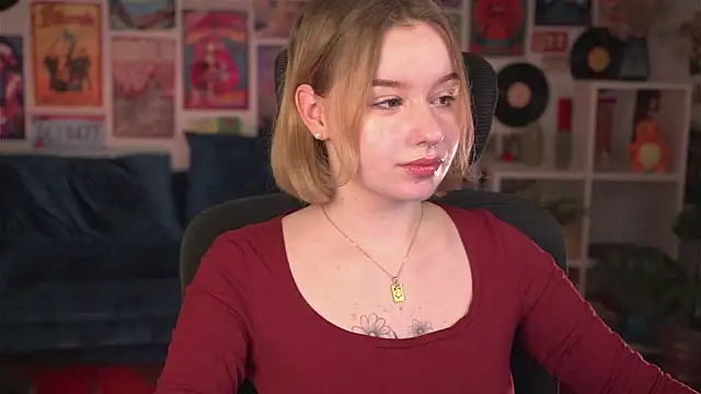 Snapshot of AdeleLoomis chatting on 03.19.25 AdeleLoomis online show from 03.19.25