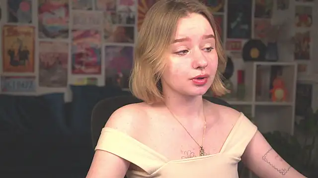 Snapshot of AdeleLoomis chatting on 03.20.25 AdeleLoomis online show from 03.20.25