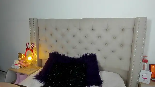 Snapshot of AngeleRoux chatting on 12.30.24 AngeleRoux online show from 12.30.24