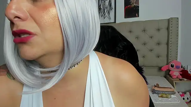 Snapshot of AngeleRoux chatting on 01.31.25 AngeleRoux online show from 01.31.25