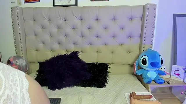 Snapshot of AngeleRoux chatting on 02.08.25 AngeleRoux online show from 02.08.25