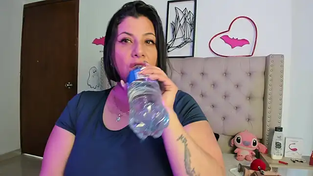 Snapshot of AngeleRoux chatting on 10.15.25 AngeleRoux online show from 10.15.25