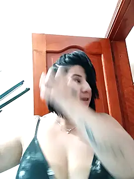 Snapshot of AngeleRoux chatting on 10.30.25 AngeleRoux online show from 10.30.25