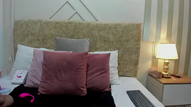 ashley  foxx  online show from 10.18.25