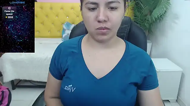 Snapshot of candiapole chatting on 03.19.25 candiapole online show from 03.19.25