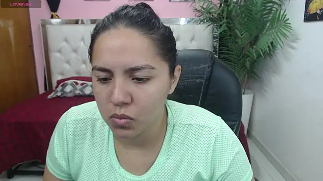 Snapshot of candiapole chatting on 03.20.25 candiapole online show from 03.20.25