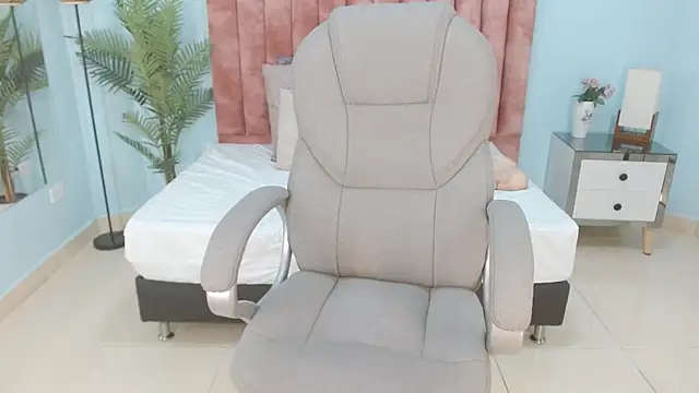 Snapshot of sussy_leon chatting on 11.20.25 sussy leon online show from 11.20.25