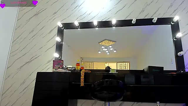 Snapshot of ElisabethMassey chatting on 10.31.25 ElisabethMassey online show from 10.31.25