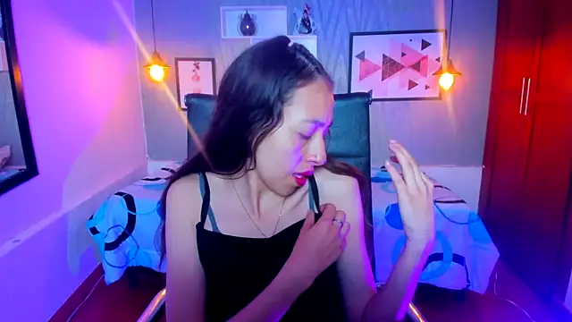 Snapshot of Valeria_roussi chatting on 12.04.24 Valeria roussi online show from 12.04.24