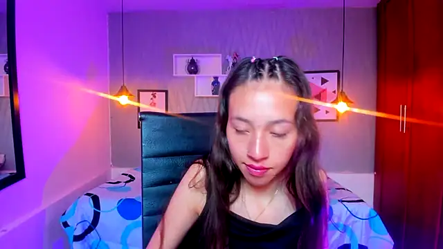 Snapshot of Valeria_roussi chatting on 12.04.24 Valeria roussi online show from 12.04.24