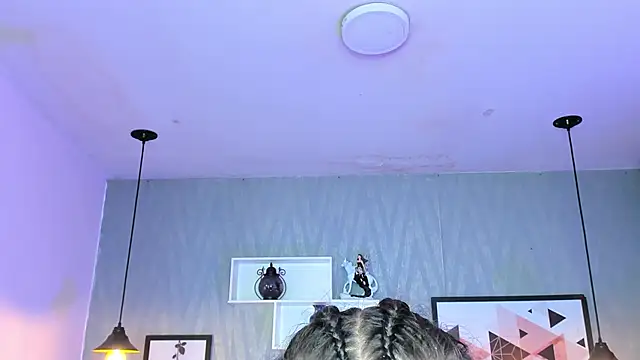 Snapshot of Valeria_roussi chatting on 12.20.24 Valeria roussi online show from 12.20.24