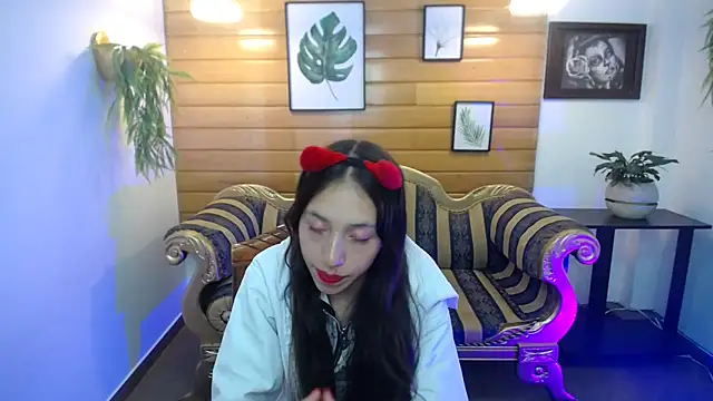 Snapshot of Valeria_roussi chatting on 02.19.25 Valeria roussi online show from 02.19.25