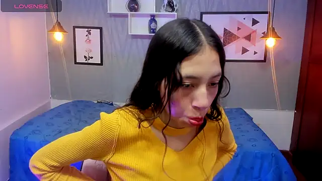 Snapshot of Valeria_roussi chatting on 10.28.25 Valeria roussi online show from 10.28.25