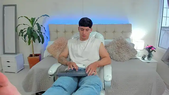 Snapshot of Damian23__ chatting on 01.10.25 Damian23 online show from 01.10.25